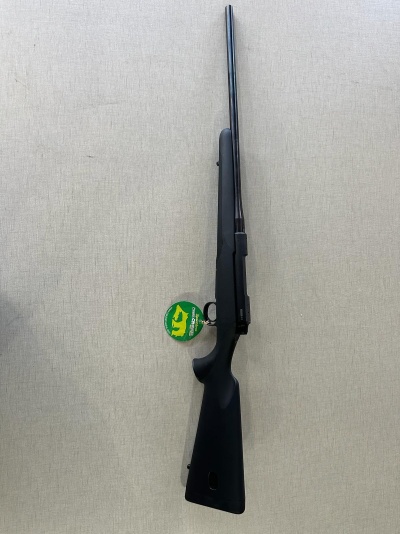 Espingarda de cano longo com coronha preta e cano metálico escuro