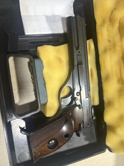 Pistola em caixa acolchoada com espuma amarela