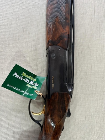 Espingarda com detalhes em madeira e metal polido, etiqueta verde ligada