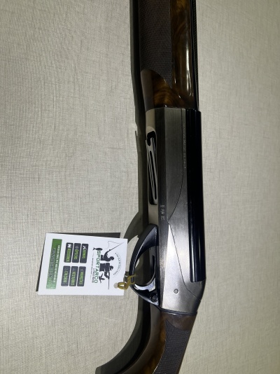 Espingarda com cano duplo e coronha em madeira, com etiqueta da SPORT ARDO ao lado