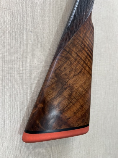 Coronha de espingarda em madeira castanha com apoio vermelho