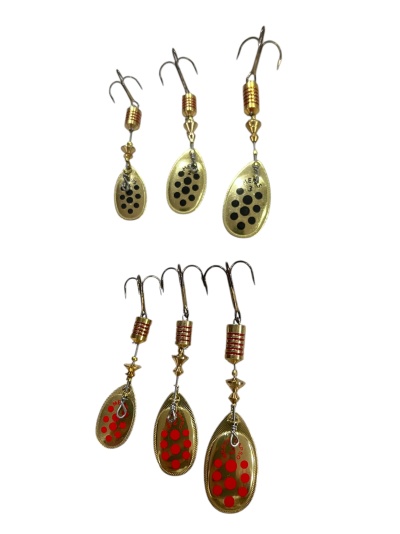 Conjunto de iscas de pesca douradas com pontos pretos e vermelhos