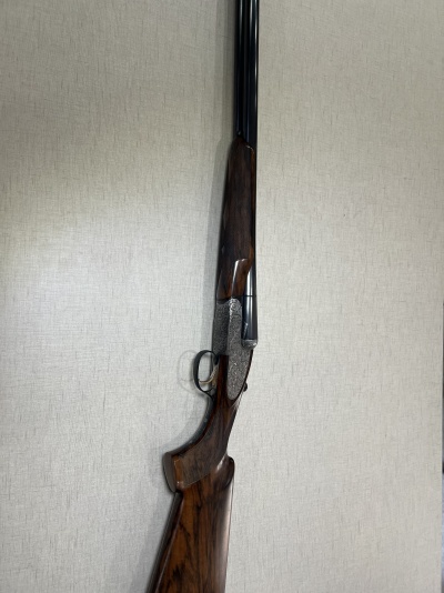 Espingarda de canos duplos com acabamento em madeira e metal