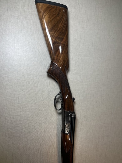 Espingarda de caça com coronha e punho em madeira polida castanho escuro