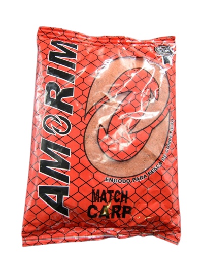 Pacote vermelho com padrão de rede preta e texto AMORIM MATCH CARP