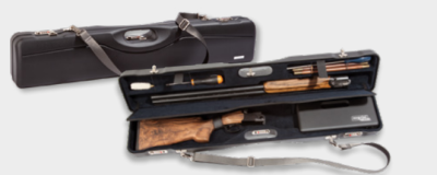 Estojo rígido preto aberto com espingarda desmontada de madeira castanha e metal preto