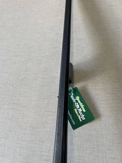 Ripa metálica preta com etiqueta verde Sportfishing Paulo Mucha