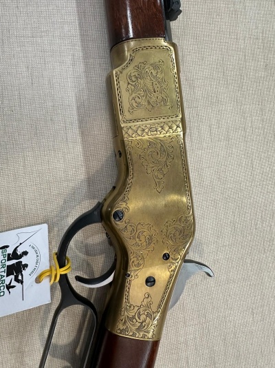 espingarda de caça com caixa dourada gravada e etiqueta SPORTARCO