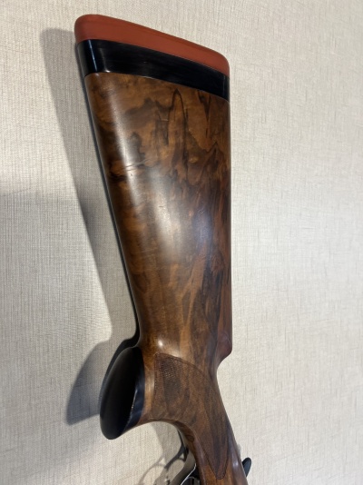 Coronha de espingarda em madeira castanha com detalhes em castanho avermelhado e preto