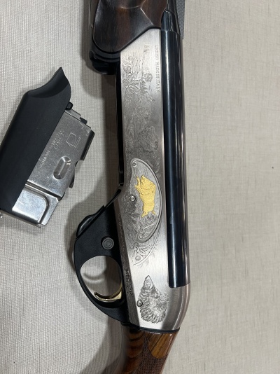 Espingarda com gravuras douradas e madeira escura