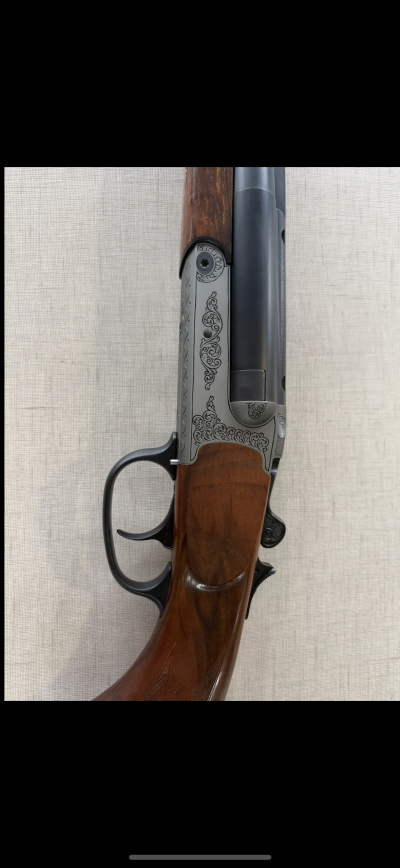 Espingarda cano duplo com guarda-mato preto e coronha de madeira castanha