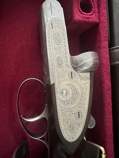 Arma de fogo decorada com estojo vermelho acolchoado