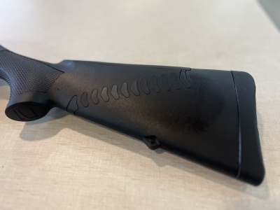 Coronha preta de arma de fogo com textura e padrão decorativo