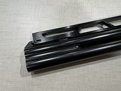 Parte frontal de arma de ar comprimido preta em fundo cinza