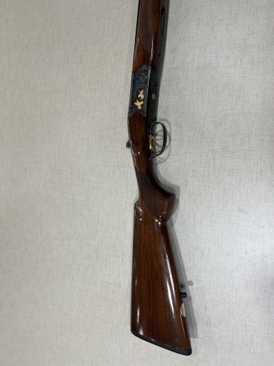 Espingarda de caça em madeira polida e metal decorado