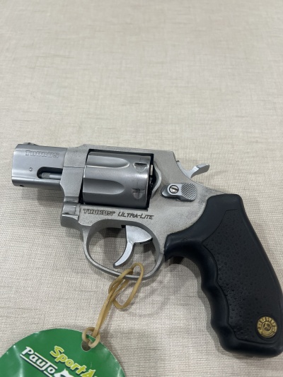 Revólver Truverde Ultra-Lite com empunhadura preta e etiqueta verde