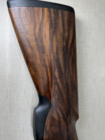 Coronha de espingarda em madeira castanha com detalhes pretos