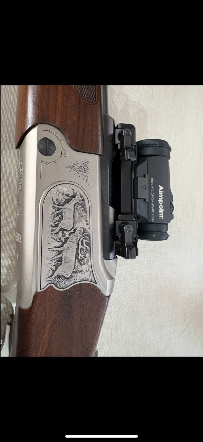 Espingarda com gravuras de veados e mira Aimpoint