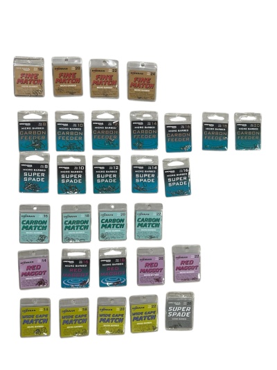 Rolos de linha de pesca com várias etiquetas coloridas organizados em fileiras em fundo branco.