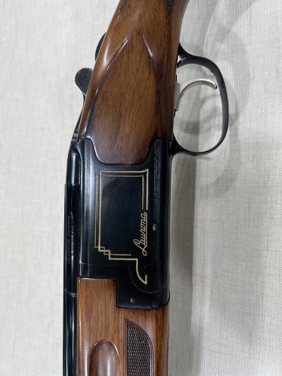 Espingarda de madeira com corpo metálico e detalhe 'Llama'