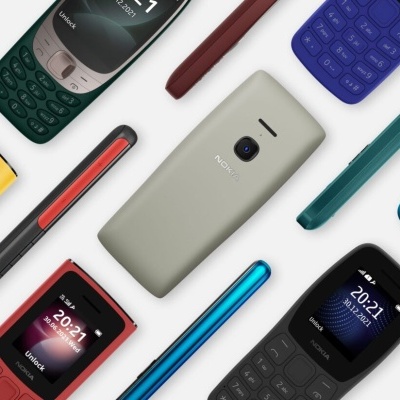 Telemóveis Nokia coloridos com teclado físico em fundo branco