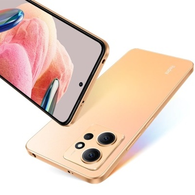 Smartphone dourado com câmara dupla e ecrã com orifício central para câmara frontal