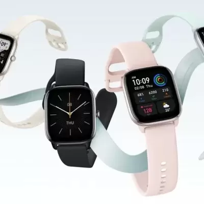 Relógios inteligentes coloridos com diferentes mostradores e pulseiras de silicone