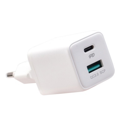 Carregador de parede branco com duas portas USB e tomada europeia