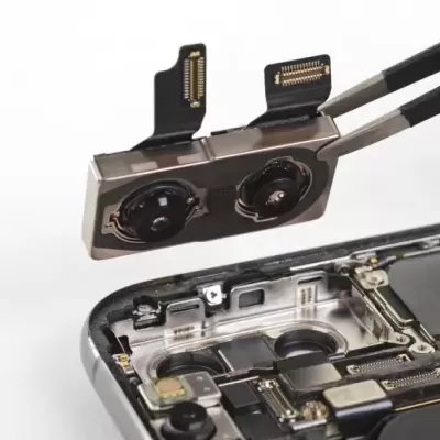 Peças internas de smartphone com placa lógica e módulo da câmara dupla em pinças