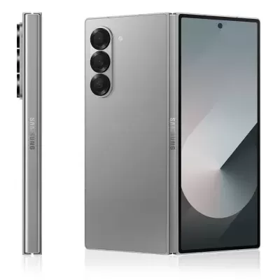 Smartphone dobrável prateado com ecrã tátil preto e três câmaras na traseira