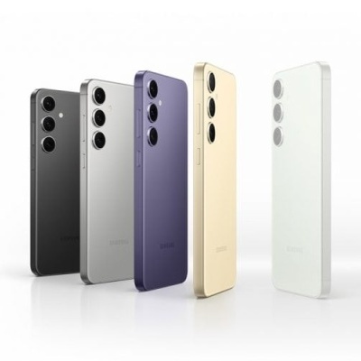 Cinco smartphones Samsung em diferentes cores com três câmaras traseiras cada