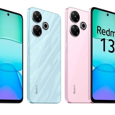 Quatro smartphones Redmi 13 em branco perolado e rosa, dois de frente e dois de costas