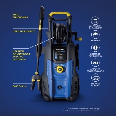 Máquina de lavar azul e preta com detalhes amarelos e mangueira integrada