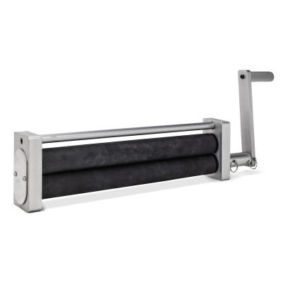 Aparelho manual metálico com rolos pretos e manivela lateral