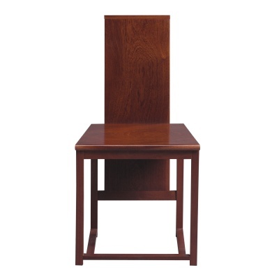 Cadeira de madeira castanha com encosto alto e assento plano