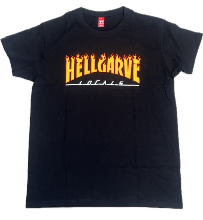 T-shirt preta com texto 'HELLGARVE LOCALS' em amarelo e branco