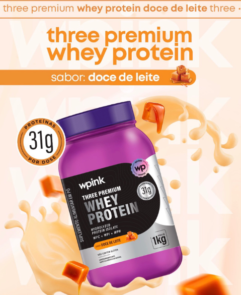 Frasco de suplemento whey protein sabor doce de leite sobre fundo com leite e doce de leite