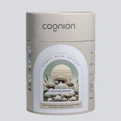 Embalagem cilíndrica cinza claro com rótulo e imagem de cogumelos Lions Mane.