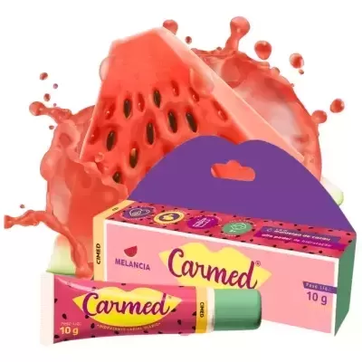 Batom Carmed sabor melancia com embalagem rosa e roxa e fatia de melancia vermelha ao fundo