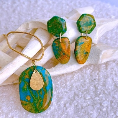 Colar e brincos em tons verde, azul e dourado com pendente metálico