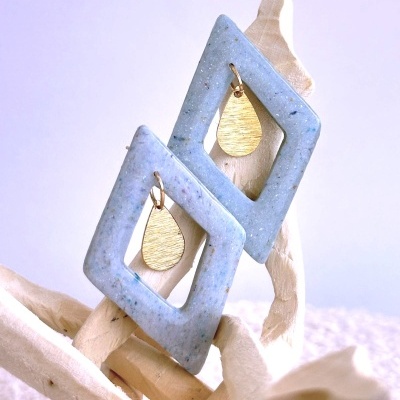 Brincos quadrados azul claro com pendente metálico dourado em forma de gota
