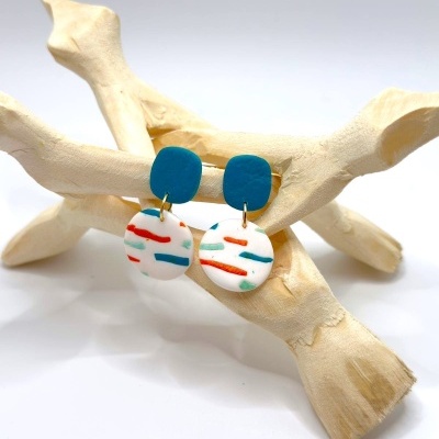 Brincos pendentes azul turquesa e branco com riscas coloridas em estrutura de madeira