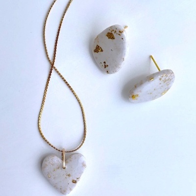 Conjunto colar com pendente coração e brincos redondos em resina branca com inclusões douradas
