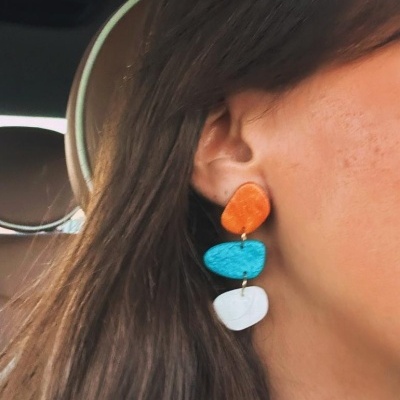 Brinco colorido pendente com peças laranja, azul e branco