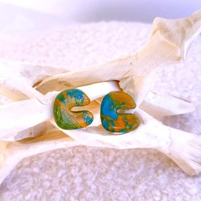 Brincos semi-círculo azul verde dourado sobre suporte branco