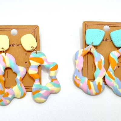 Dois pares de brincos poliméricos coloridos em cartão castanho