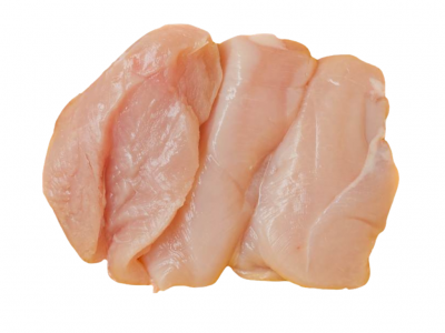 Três filetes de peito de frango cru sobre fundo branco