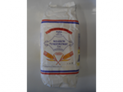 Pacote branco de farinha de trigo com listra azul, vermelha e dourada