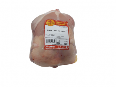 Frango fresco embalado ao vácuo com etiqueta e fundo branco.