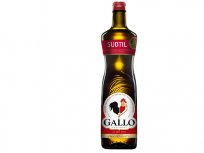 Garrafa de azeite Gallo Subtil em vidro verde-escuro com rótulo branco e vermelho e tampa vermelha